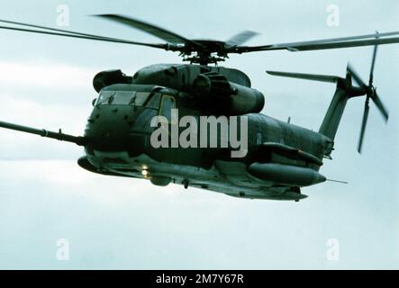 Una vista frontale sinistra di un elicottero Super Jolly HH-53 del 67th Aerospace Rescue and Recovery Squadron, coinvolto nell'addestramento di parascue. Paese: Regno Unito (UK) Foto Stock