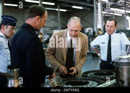 Le funzioni del motore sono spiegate al Segretario dell'Aeronautica Verne Orr, dall'SMSGT Robert G. Adamovich durante una visita. Base: Myrtle Beach Air Force base Stato: South Carolina (SC) Paese: Stati Uniti d'America (USA) Foto Stock