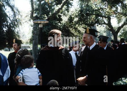 Il Segretario dell'Aeronautica Verne Orr parla con l'attore Richard Chamberlian, dopo aver ricevuto un dottore onorario di legge. Base: Pomona College Stato: California (CA) Paese: Stati Uniti d'America (USA) Foto Stock