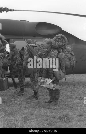 SPECIALISTA quarta classe Patrick Hawkins della Compagnia B, 326th Battaglione di addestramento, sale a bordo di un elicottero UH-60 Black Hawk con i membri della Compagnia A, 1st Battaglione, 501st Fanteria. Hawkins è attaccato alla Società A come ingegnere di combattimento durante l'esercizio EAGLE STRIKE III Soggetto operativo/Serie: EAGLE STRIKE III base: Fort Campbell Stato: Kentucky (KY) Paese: Stati Uniti d'America (USA) Foto Stock