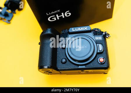 Parigi, Francia - 20 novembre 2022: Disimballata su sfondo giallo la nuova fotocamera digitale Panasonic Lumix DMC-GH6 Micro Four Thirds System con capacità di registrazione video interna a 5L 10 bit Foto Stock