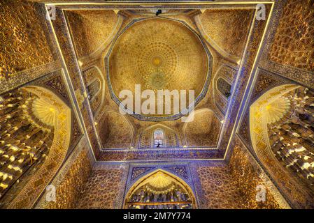 Interno, complesso di Gur-e-Amir (Mausoleo), costruito nel 1403, luogo di sepoltura di Amir Temir, Samarcanda, Uzbekistan Foto Stock