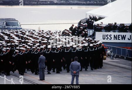 Gli equipaggi salono a bordo della corazzata USS NEW JERSEY (BB-62) durante la cerimonia di recommissioining. Base: Long Beach Naval Shipyard Stato: California (CA) Paese: Stati Uniti d'America (USA) Foto Stock