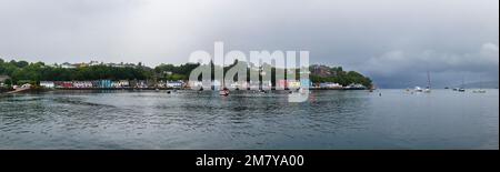 Panorama del porto di Tobermoray, un villaggio dell'isola di Mull nelle Ebridi interne, costa occidentale della Scozia, con colorati edifici sul porto Foto Stock