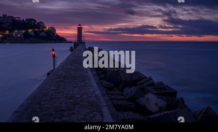 Alba sulla Baie de Anges dal molo nel porto di Nizza Côte-d'Azur in Francia in inverno Foto Stock