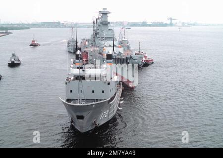 Vista aerea a dritta della corazzata IOWA (BB-61) mentre la flotta militare Sealift Command Ocean Tug APACHE (T-ATF-172) (anteriore) si prepara a trainarla a New Orleans per la revisione e le modifiche. Base: Philadelphia Stato: Pennsylvania (PA) Paese: Stati Uniti d'America (USA) Foto Stock