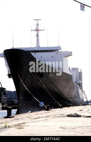 Vista di prua del porto della nave militare Sealift Command CARGO POLLUX (T-AK-290), legata al molo durante la ristrutturazione. Base: Philadelphia Stato: Pennsylvania (PA) Paese: Stati Uniti d'America (USA) Foto Stock