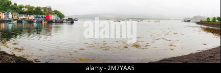 Panorama del porto di Tobermoray, un villaggio dell'isola di Mull nelle Ebridi interne, costa occidentale della Scozia, con colorati edifici sul porto Foto Stock