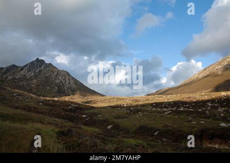 La luce serale cattura Cir Mhor e le pendici di Goat caddero sopra Glen Rosa, l'isola di Arran Ayrshire Scozia Foto Stock