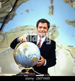 Rund um die Welt, Reisequizshow mit Rainer Holbe, Deutschland 1982, hier Holbe mit Globus Foto Stock