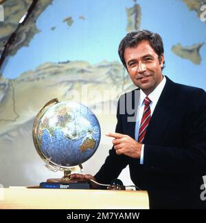 Rund um die Welt, Reisequizshow mit Rainer Holbe, Deutschland 1982, hier Holbe mit Globus Foto Stock