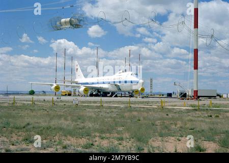 Una vista laterale destra del Command Post di Airborne e dell'aeromobile E4-B su un simulatore di impulsi elettromagnetici. Questa foto è stata inserita nel Concorso FOTOGRAFICO Aerospace Audio Visual Service del marzo 1980. Base: Kirtland Air Force base Stato: New Mexico (NM) Paese: Stati Uniti d'America (USA) Foto Stock