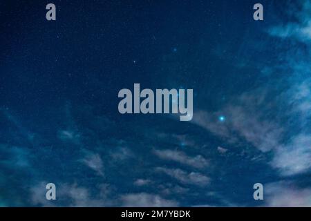 Una bella vista di un cielo notturno con le nuvole Foto Stock