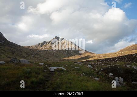 La luce serale cattura Cir Mhor e le pendici di Goat caddero sopra Glen Rosa, l'isola di Arran Ayrshire Scozia Foto Stock