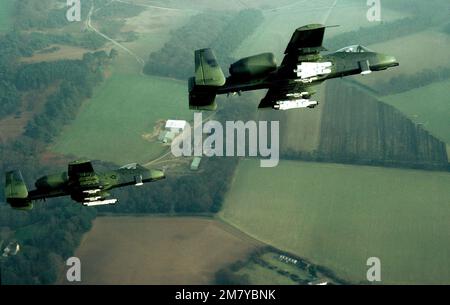 Vista dal basso aria-aria di due aerei Thunderbolt II a-10 volati dalla Tactical Fighter Wing 81st, RAF Bentwaters. Nazione: Inghilterra / Gran Bretagna (ENG) Foto Stock