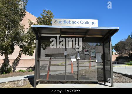 MISSIONE VIEJO, CALIFORNIA - 8 GENNAIO 2023: Shelter bus sul campus del Saddleback College. Foto Stock