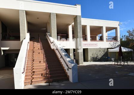 MISSIONE VIEJO, CALIFORNIA - 8 GEN 2023: Libreria del campus al Saddleback College. Foto Stock