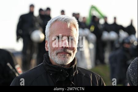 Erkelenz, Germania. 11th Jan, 2023. Dirk Weinspach, capo della polizia di Aquisgrana, segue la bonifica di Lützerath. L'azienda energetica RWE vuole scavare il carbone che si trova sotto Lützerath - a questo scopo, il borgo sul territorio della città di Erkelenz presso l'opencast lignite miniera Garzweiler II è da demolire. Credit: Federico Gambarini/dpa/Alamy Live News Foto Stock