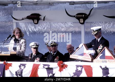 La signora Tower, moglie del Sen. John Tower, R-Texas, presenta un regalo all'equipaggio del sottomarino di attacco nucleare USS CITTÀ DI CORPUS CHRISTI (SSN-705) durante le cerimonie di committenza. La nave è stata costruita dalla divisione Electric Boat della General Dynamics Corporation. Base: Naval Submarine base, Groton Stato: Connecticut (CT) Paese: Stati Uniti d'America (USA) Foto Stock