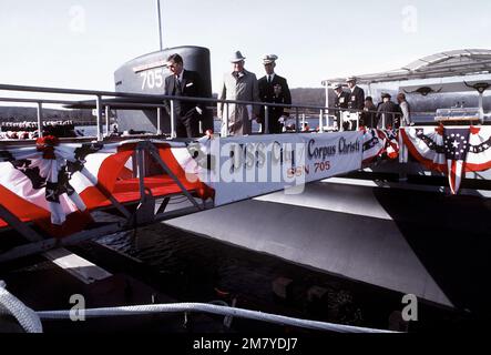 Ospiti illustri partono dalla piattaforma parlanti al termine delle cerimonie di committenza per il sottomarino d'attacco nucleare USS CITTÀ DI CORPUS CHRISTI (SSN-705). La nave è stata costruita dalla divisione Electric Boat, General Dynamics Corporation. Base: Naval Submarine base, Groton Stato: Connecticut (CT) Paese: Stati Uniti d'America (USA) Foto Stock