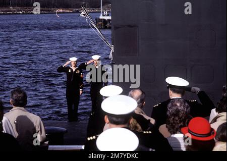 Due equipaggi salutano i colori a bordo del sottomarino di attacco nucleare USS CITTÀ DI CORPUS CHRISTI (SSN-705) durante le cerimonie di committenza. La nave è stata costruita dalla divisione Electric Boat, General Dynamics Corporation. Base: Naval Submarine base, Groton Stato: Connecticut (CT) Paese: Stati Uniti d'America (USA) Foto Stock