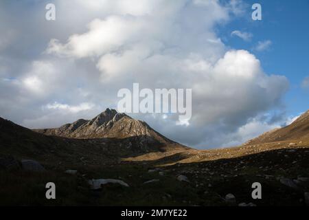 La luce serale cattura Cir Mhor e le pendici di Goat caddero sopra Glen Rosa, l'isola di Arran Ayrshire Scozia Foto Stock