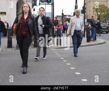 LONDRA, Regno Unito - CIRCA OTTOBRE 2022: Persone nel centro di Londra Foto Stock