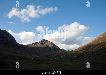 La luce serale cattura Cir Mhor e le pendici di Goat caddero sopra Glen Rosa, l'isola di Arran Ayrshire Scozia Foto Stock