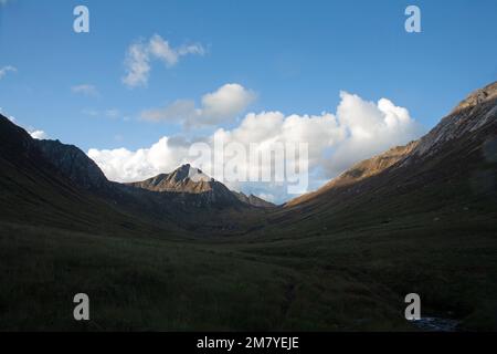 La luce serale cattura Cir Mhor e le pendici di Goat caddero sopra Glen Rosa, l'isola di Arran Ayrshire Scozia Foto Stock