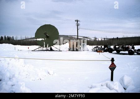 Una vista della stazione di comunicazione satellitare in funzione durante l'esercizio BRIM FROST '83. Soggetto operativo/Serie: BRIM FROST '83 base: Fort Wainwright Stato: Alaska (AK) Paese: Stati Uniti d'America (USA) Foto Stock