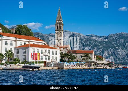 Campanile della Chiesa di San Nicola sul lungomare della città vecchia di Perast sulla baia di Cattaro in Montenegro Foto Stock