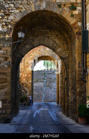 Montepulciano (Italia) - il centro storico medievale della città collinare della Val d'Orcia, famosa per il vino; regione Toscana, provincia di Siena Foto Stock