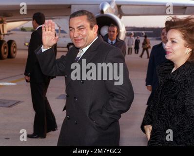 Il presidente egiziano Hosni Mubarak ondeggia agli spettatori mentre si imbarca su un aereo dopo una visita a Washington D.C. Base: Andrews Air Force base Stato: Maryland (MD) Paese: Stati Uniti d'America (USA) Foto Stock