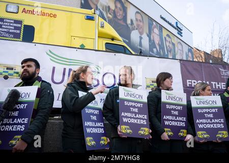 I lavoratori dell'ambulanza dell'NHS (National Health Service) con il sindacato Unison, lanciano un altro sciopero di un giorno su una linea da picket fuori dalla sede del London Ambulance Service a Waterloo, il 11th gennaio 2023, a Londra, Inghilterra. Ventimila lavoratori sono usciti oggi in Inghilterra e Galles, ma continueranno a rispondere a chiamate di emergenza potenzialmente letali. Foto Stock