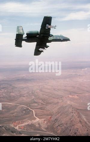 Vista dal basso aria-aria di un aeromobile a-10 Thunderbolt II dotato di un Maverick AGM-65 e di due missili AIM-9 Sidewinder. Base: Nellis Air Force base Stato: Nevada (NV) Paese: Stati Uniti d'America (USA) Foto Stock