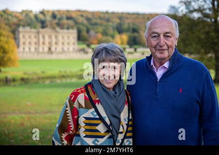 Il duca del Devonshire, Peregrine Cavendish (12th), succedette a suo padre nel 2004. Sposò Amanda Heywood-Lonsdale (n.1944) nel 1967 e hanno tre figli, William, Conte di Burlington (n.1969), Lady Celina (n.191) e Lady Jasmine (n.193), e dieci nipoti. Il Duca e la Duchessa, e il loro figlio, Lord Burlington, condividono la passione per la raccolta di arte e scultura contemporanea. Molte di queste opere d'arte sono esposte intorno alla casa e ai giardini per essere ammirate dai visitatori accanto alla collezione storica. Foto Stock