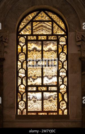 Roma. Italia. Basilica di San Paolo fuori le Mura (Basilica Papale di San Paolo fuori le Mura). Finestra alabastro. Foto Stock