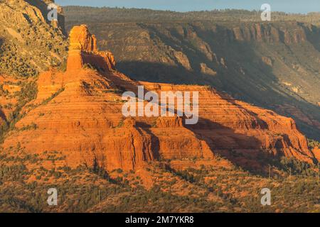 Sedona è una città dell'Arizona circondata da rocce rosse, ripide pareti di canyon e foreste di pini. E 'noto per il suo clima mite e arti vibranti Foto Stock