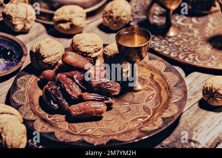 Cucina araba. Pranzo tradizionale mediorientale. Il suo anche Ramadan Iftar. Il pasto mangiato dai musulmani dopo il tramonto durante il Ramadan Foto Stock