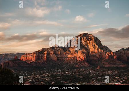 Sedona è una città dell'Arizona circondata da rocce rosse, ripide pareti di canyon e foreste di pini. E 'noto per il suo clima mite e arti vibranti Foto Stock