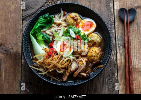 Zuppa di ramen con polpette e tagliatelle di udon Foto Stock