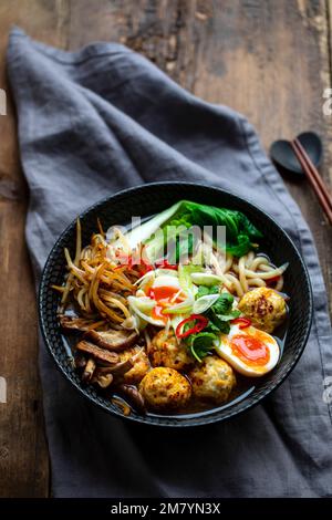 Zuppa di ramen con polpette e tagliatelle di udon Foto Stock