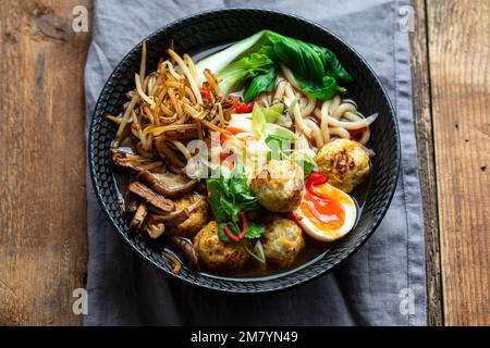 Zuppa di ramen con polpette e tagliatelle di udon Foto Stock