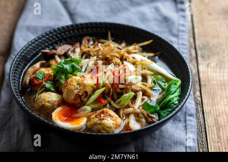 Zuppa di ramen con polpette e tagliatelle di udon Foto Stock