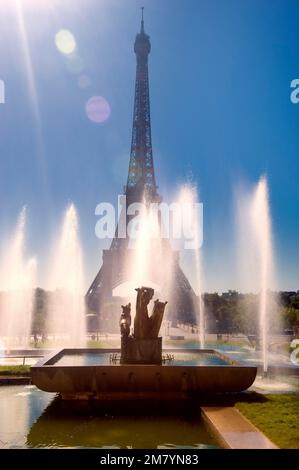 La torre Eiffel e fontane dei giardini Trocadero, Parigi, Francia Foto Stock