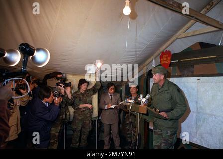 Il maggiore Generale William H. Schneider, Comandante, 25th° Divisione Fanteria, parla con i membri della stampa locale all'arrivo della sua truppa per partecipare all'esercizio CONGIUNTO della SQUADRA sudcoreana/americana SPIRIT '83. Subject Operation/Series: TEAM SPIRIT '83 base: Wonju Paese: Repubblica di Corea (ROK) Foto Stock