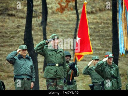 Il maggiore Generale William H. Schneider, Comandante della 25th° Divisione Fanteria, saluta durante una cerimonia in onore del tenente Generale Kim Eung Yul (a sinistra), Comandante del corpo ROK II, mentre partecipano alla squadra di allenamento CONGIUNTA ROK/US SPIRIT '83. Subject Operation/Series: TEAM SPIRIT '83 base: Wonju Paese: Repubblica di Corea (ROK) Foto Stock