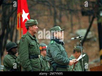 Il tenente generale Kim Eung Yul, comandante del corpo di ROK II, partecipa ad una cerimonia in suo onore della Divisione di Fanteria del 25th. Il maggiore Generale William H. Schneider, 25th° Comandante della Divisione di Fanteria, ospita la cerimonia che si svolge durante la squadra di allenamento CONGIUNTA ROK/US SPIRIT `83. Subject Operation/Series: TEAM SPIRIT '83 base: Wonju Paese: Repubblica di Corea (ROK) Foto Stock