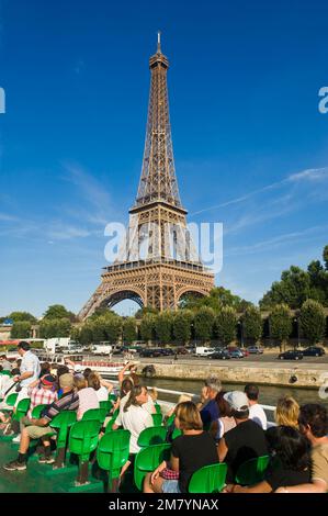 Torre Eiffel vista dal bateau mouche, Parigi, Francia Foto Stock