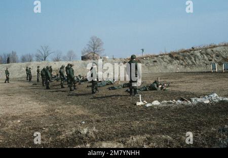 I reserviisti della Company D, 464th Engineer Battalion, East Palmra, New York, usano il poligono di tiro del Seneca Army Depot per l'allenamento del fucile. Base: Romulus Stato: New York (NY) Nazione: Stati Uniti d'America (USA) Foto Stock